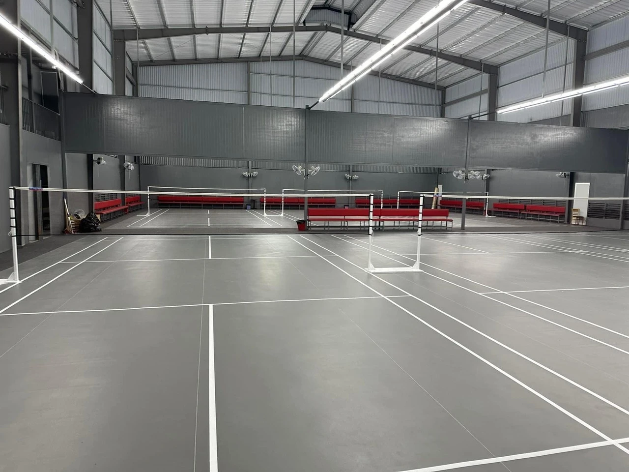 Thi công sân cầu lông - pickleball với thảm Vinyl TOPSPORTS dày 4.5mm
